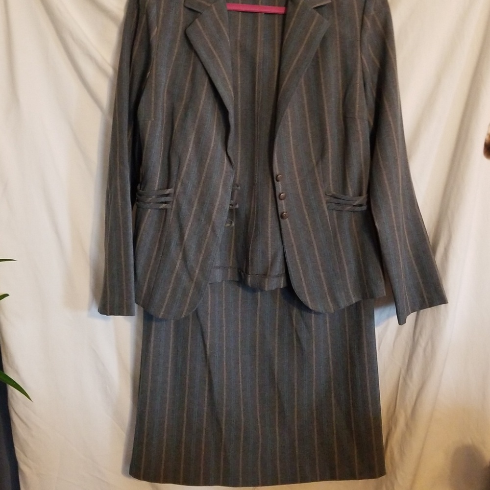 Skirt suit